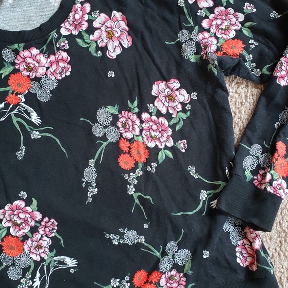 Super Cute H&M Cotton Sweatshirt Black with Pretty Pink Red Green Floral Flowers - Picture 6 of 12
